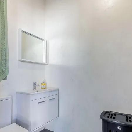 Bright & Spacious Apartman
